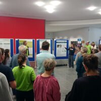AGGF 2026: Teilnehmer vor einer Wand mit Schautafeln